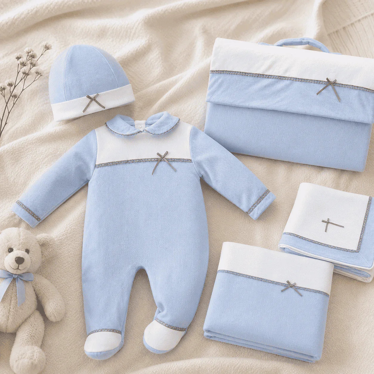 Conjunto de roupa de bebé azul com gorro, macacão, manta e acessórios, ideal para recém-nascido.