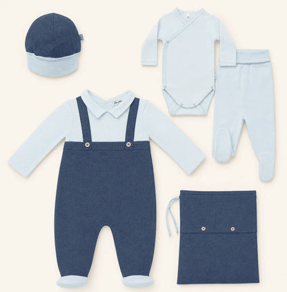 Conjunto de roupa de bebé azul denim com macacão, body, calça, gorro e saco.