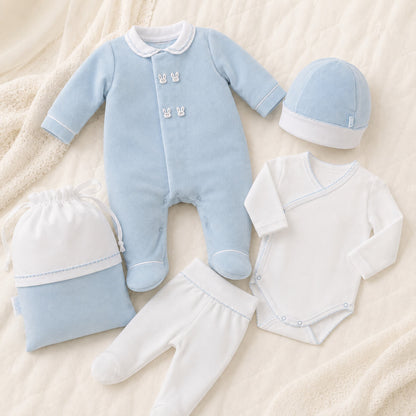 Conjunto de primeira roupa para recém-nascido composto por babygrow, gorro, body cruzado, calça com pés e saquinho para guardar tudo.