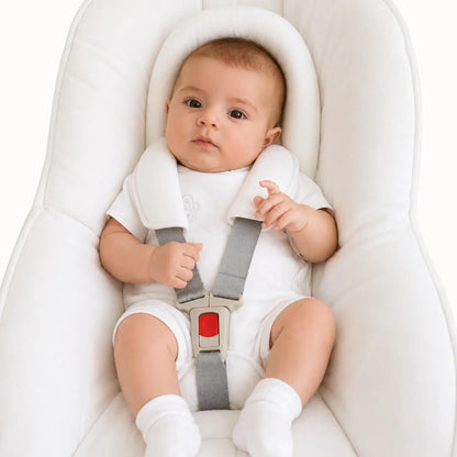 Bebé confortável em cadeirinha segura,  com redutor e almofadas das alças, ideal para recém-nascidos