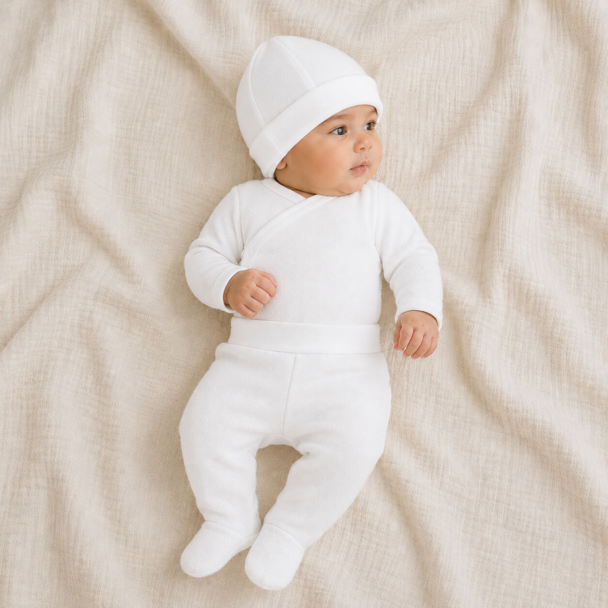 Bebê recém-nascido com roupa branca e gorro, confortável e macio para pele delicada