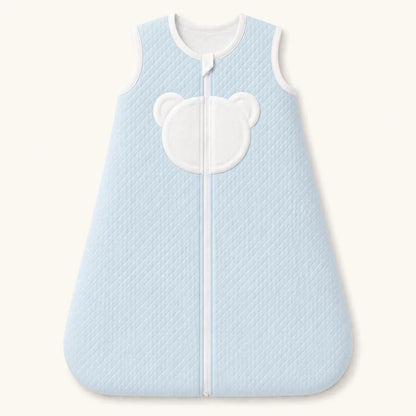Saco de dormir com TOG 2 sem mangas azul para bebé , em malha losango azul e forrado a malha macia interlock branco com cara de ursinho no peito.