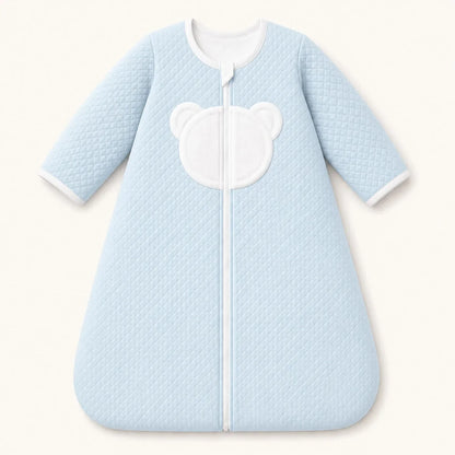 Saco de dormir com TOG 3 com mangas azul para bebé , em malha losango azul, acolchoado e forrado a malha macia interlock branco com cara de ursinho no peito.