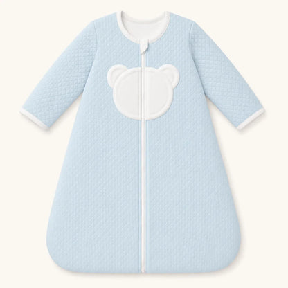 Saco de dormir com TOG 2 com mangas azul para bebé , em malha losango azul e forrado a malha macia interlock branco com cara de ursinho no peito.