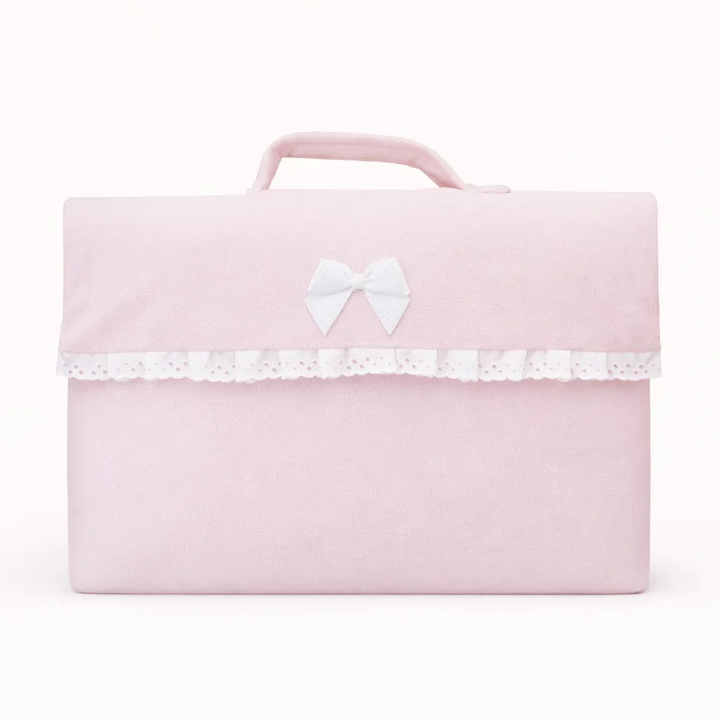 Saco para primeira roupa de bebê rosa claro com laço branco e detalhe em renda