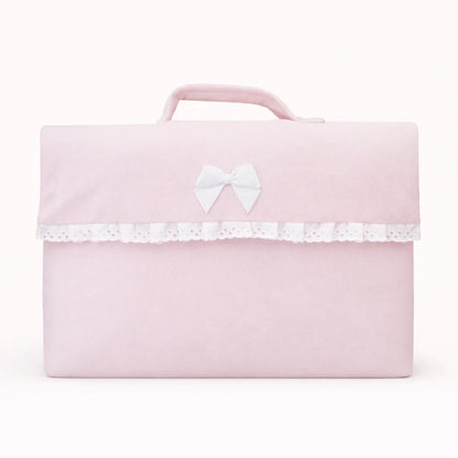 Saco para primeira roupa de bebê rosa claro com laço branco e detalhe em renda