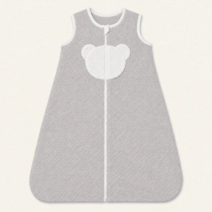 Saco de dormir para bebé cinza com detalhe de urso branco, ideal para recém-nascidos