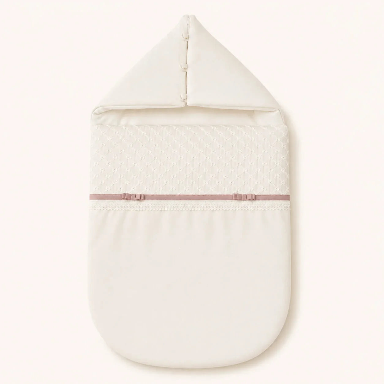 Saco de Nascimento bege bebé com capuz, detalhes em renda e laços rosa velho, ideal para recém-nascidos. Exterior algodão piquet rosa e bordado ingles, acolchoado e forrado com popeline bege, Tog 2,5.