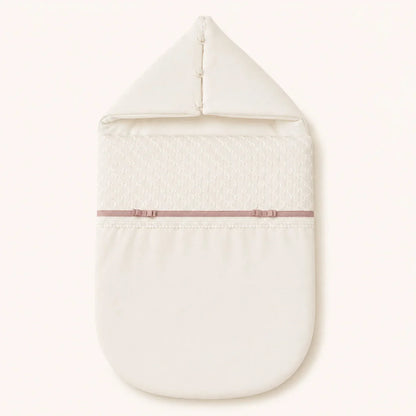 Saco de Nascimento bege bebé com capuz, detalhes em renda e laços rosa velho, ideal para recém-nascidos. Exterior algodão piquet rosa e bordado ingles, acolchoado e forrado com popeline bege, Tog 2,5.