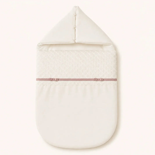 Saco de Nascimento bege bebé com capuz, detalhes em renda e laços rosa velho, ideal para recém-nascidos. Exterior algodão piquet rosa e bordado ingles, acolchoado e forrado com popeline bege, Tog 2,5.