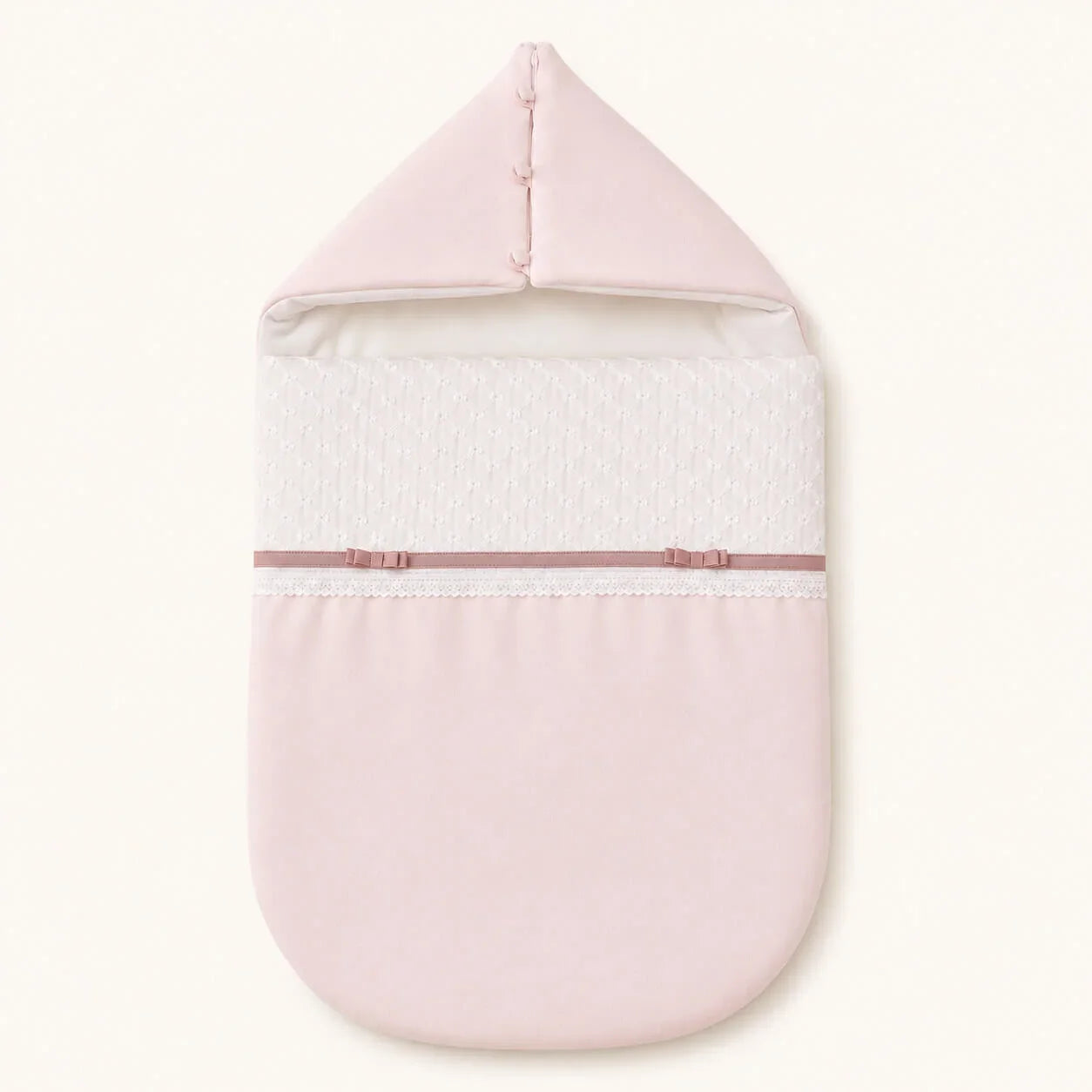 Saco de Nascimento rosa bebé com capuz, detalhes em renda e laços, ideal para recém-nascidos. Exterior algodão piquet rosa e bordado ingles, acolchoado e forrado com popeline bege, Tog 2,5.