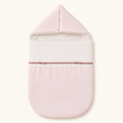 Saco de Nascimento rosa bebé com capuz, detalhes em renda e laços, ideal para recém-nascidos. Exterior algodão piquet rosa e bordado ingles, acolchoado e forrado com popeline bege, Tog 2,5.