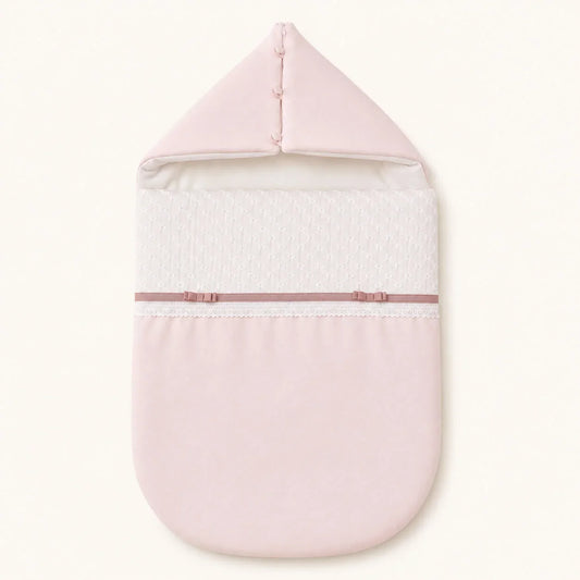 Saco de Nascimento rosa bebé com capuz, detalhes em renda e laços, ideal para recém-nascidos. Exterior algodão piquet rosa e bordado ingles, acolchoado e forrado com popeline bege, Tog 2,5.