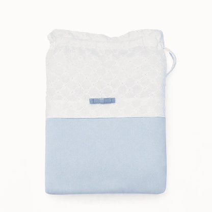Saco para roupa de bebé azul claro com detalhe de renda branca e laço decorativo.