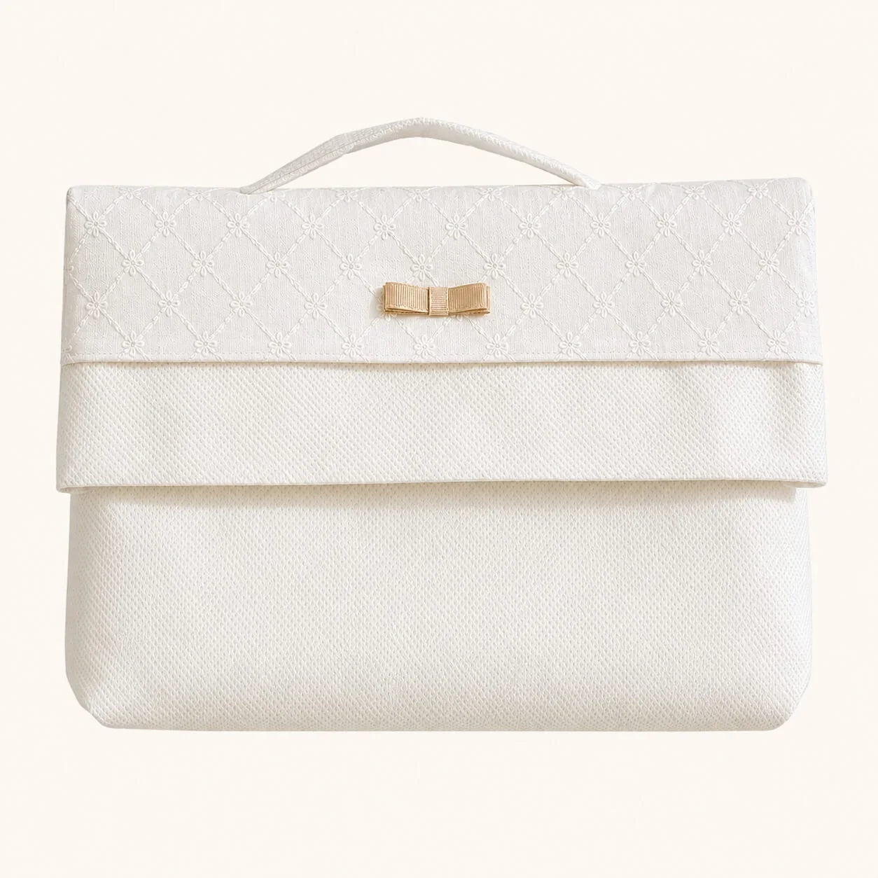 Bolsa para a primeira roupa piquet bege e tecido bordado inglês com detalhe de laço dourado