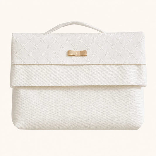 Bolsa para a primeira roupa piquet bege e tecido bordado inglês com detalhe de laço dourado