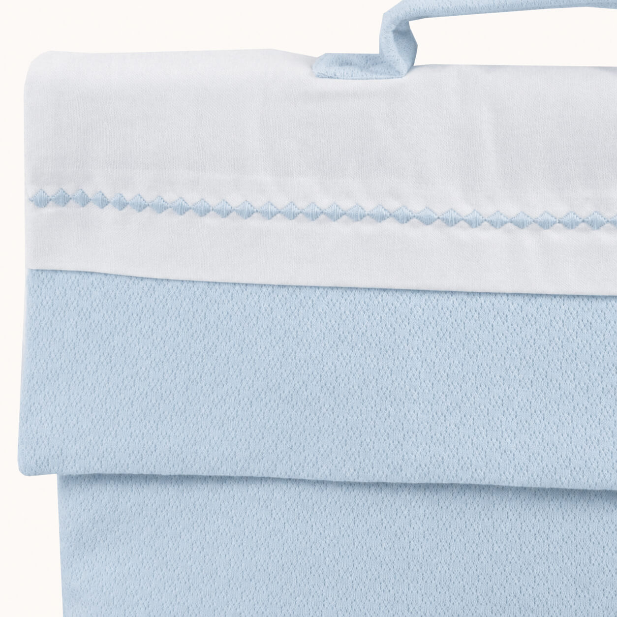 pormenor do saco primeira roupa do bebé sweet azul em malha antasia algodão e pala branca em oxford branco e bordado losango azul
