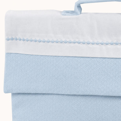 pormenor do saco primeira roupa do bebé sweet azul em malha antasia algodão e pala branca em oxford branco e bordado losango azul