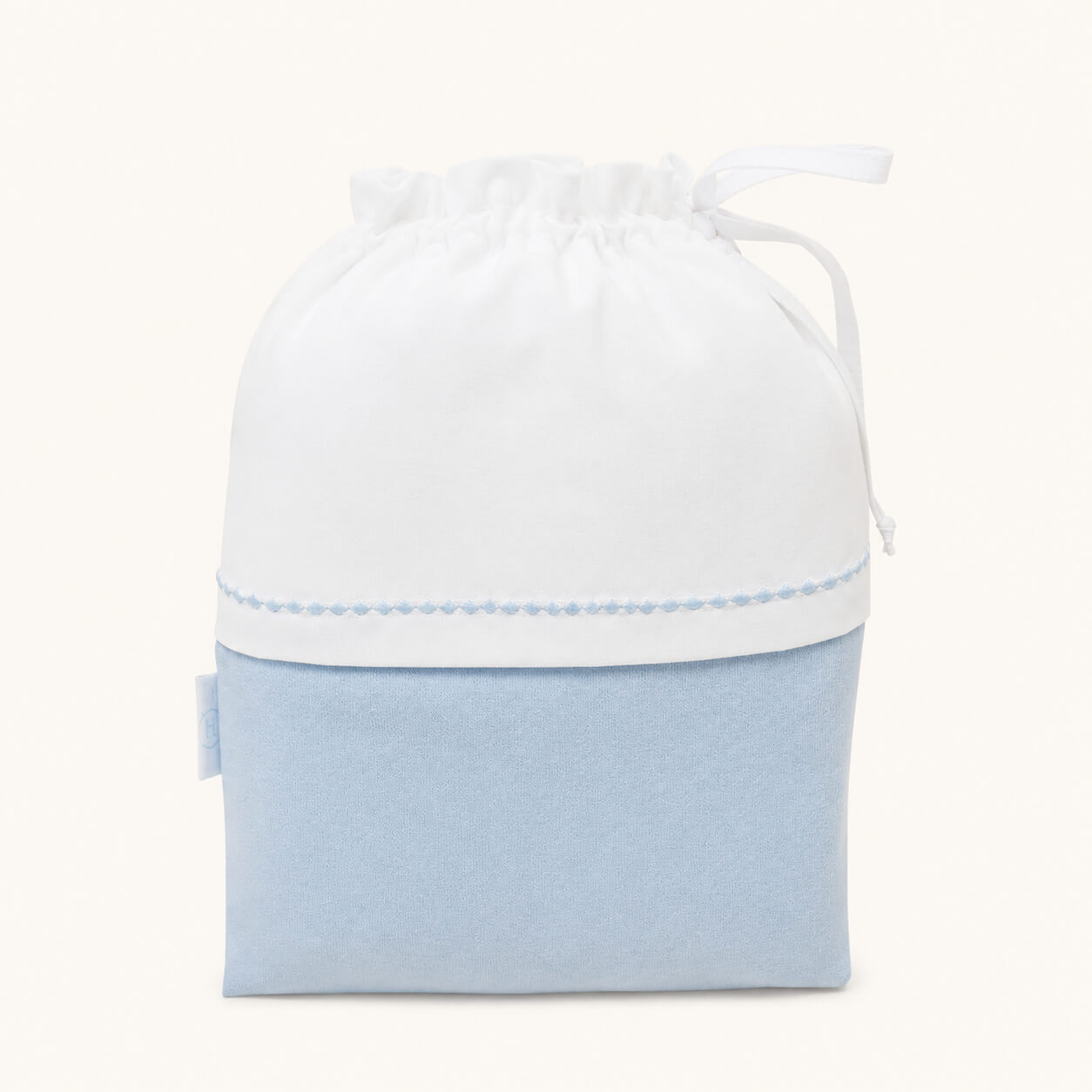 Saquinho para guardar a roupa ou levar para a maternidade em oxford branco com bordado losango azul e na parte de baixo em malha fantasia algodão azul