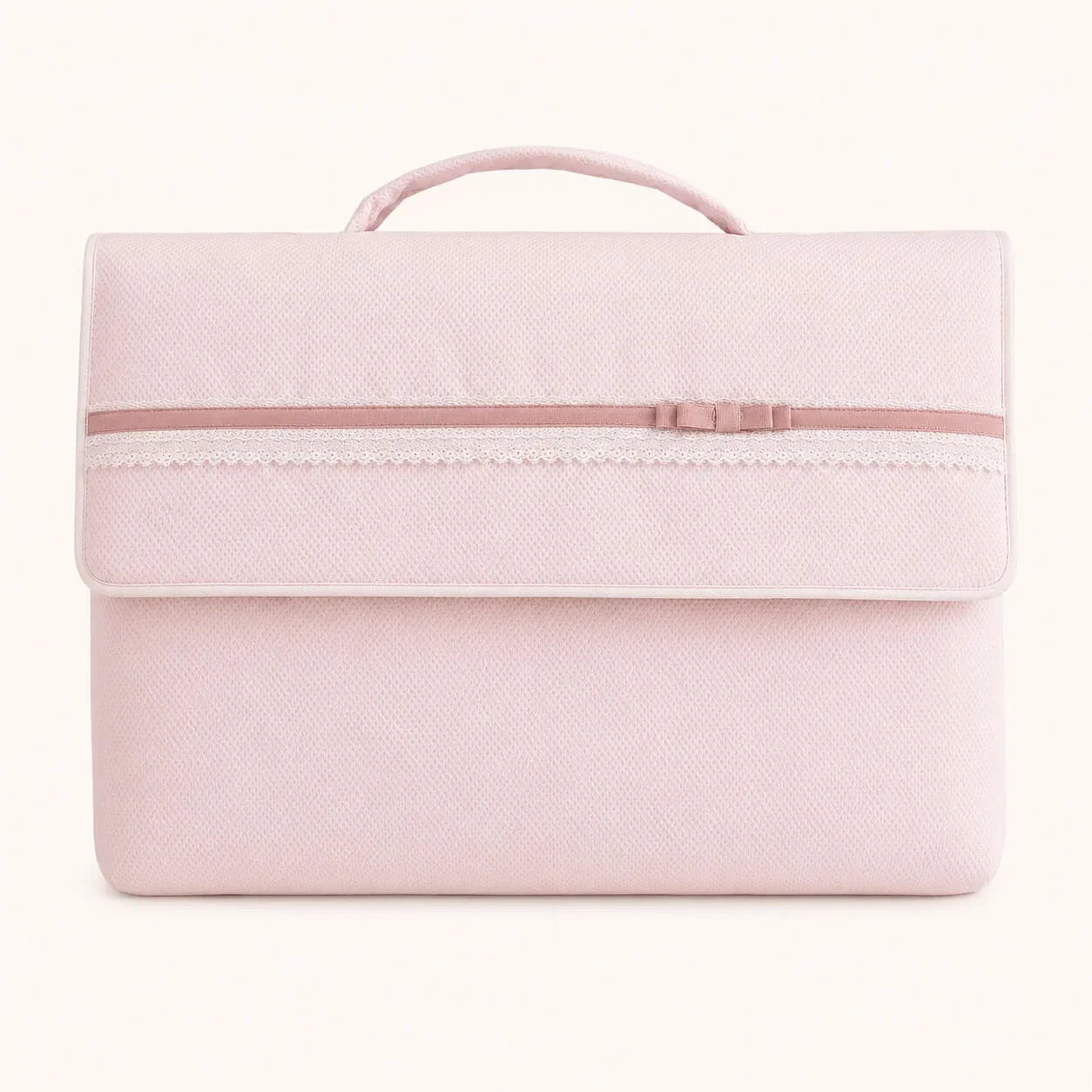 Bolsa rosa para enxoval de bebé com detalhe em renda e laço