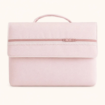 Bolsa rosa para enxoval de bebé com detalhe em renda e laço