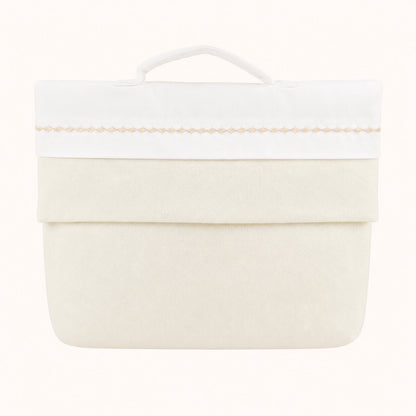Saco para primeira roupa de bebê bege e branco com detalhe bordado, tecido macio.