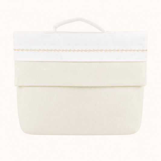 Saco para primeira roupa de bebê bege e branco com detalhe bordado, tecido macio.