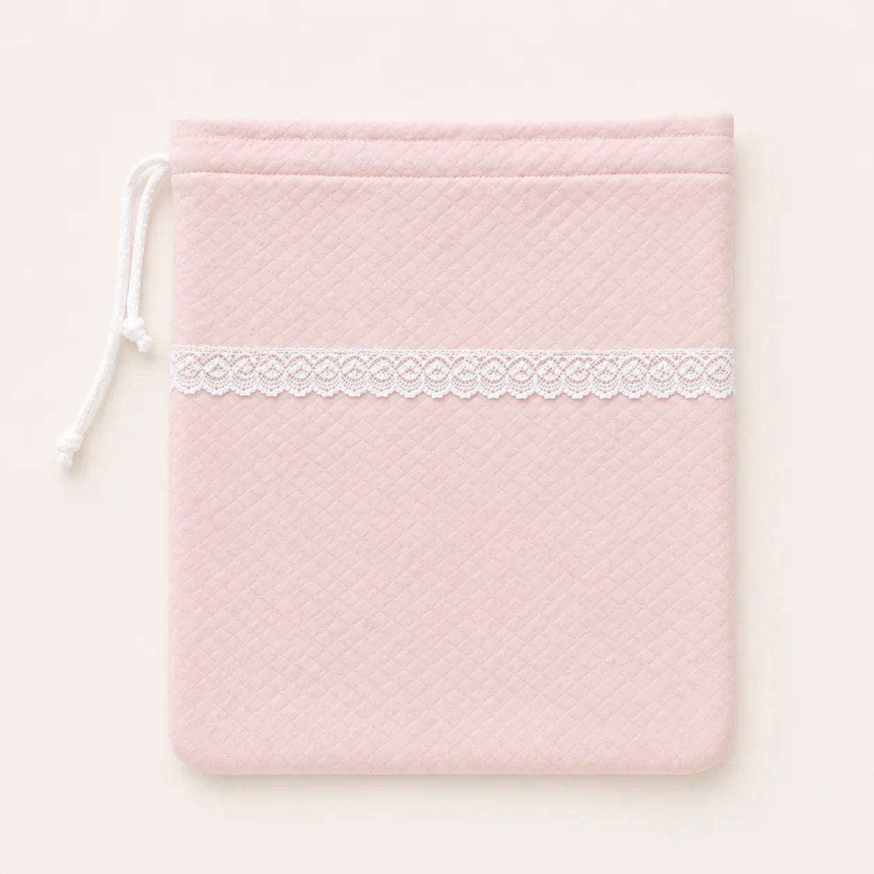 Saquinho rosa para roupa de bebê com renda e fecho de cordão, ideal para enxoval