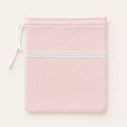 Saquinho rosa para roupa de bebê com renda e fecho de cordão, ideal para enxoval