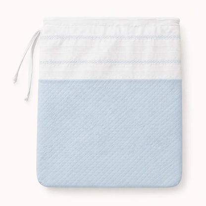 Saco para roupa de bebé azul claro com fecho de cordão e detalhes delicados