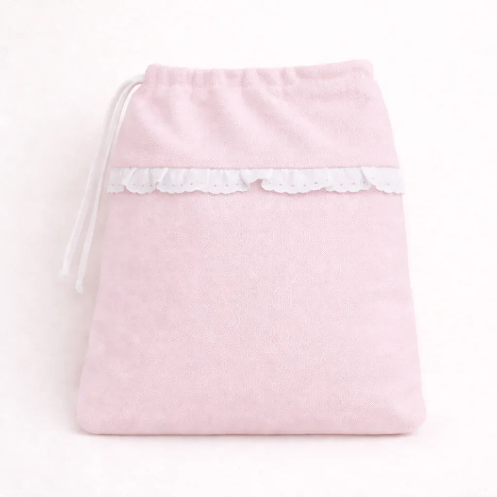 Saquinho rosa para primeira roupa de bebê, com renda branca delicada e cordão.