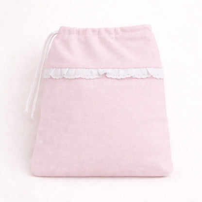 Saquinho rosa para primeira roupa de bebê, com renda branca delicada e cordão.