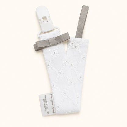 Suporte de chupeta branco com detalhe rendado e laço cinza, prático para bebé