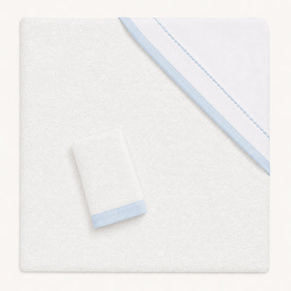 Toalha para bebé com capuz branco bordado em azul, felpo algodão suave e barras em malha azul à volta