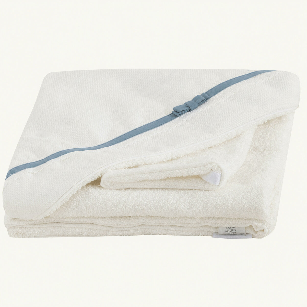 Toalha de banho para bebé em felpo orgânico bege, capuz com piquet algodão,  renda, laço e fita em azul, essencial para o nascimento 