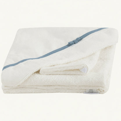 Toalha de banho para bebé em felpo orgânico bege, capuz com piquet algodão,  renda, laço e fita em azul, essencial para o nascimento 