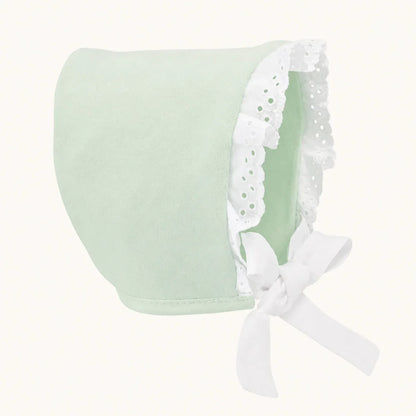 touca de bebê verde claro com renda branca e laço, acessório para recém-nascido