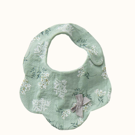 babete verde para bebé com estampa floral e laço, enxoval delicado e confortável