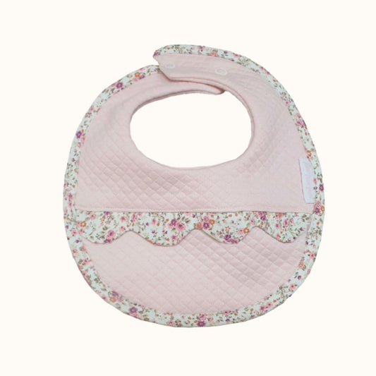 babador impermeável rosa para bebé com borda floral e tecido matelassê