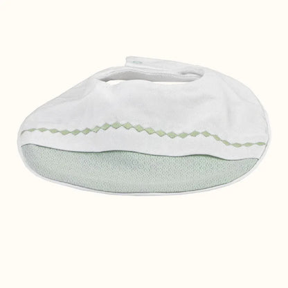 Babete impermeável para bebé branco com detalhe verde, ideal para recém-nascidos.