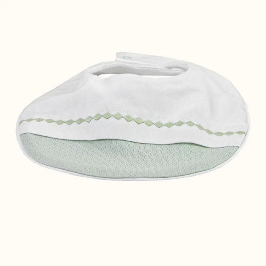 Babete impermeável para bebé branco com detalhe verde, ideal para recém-nascidos.