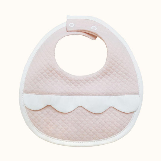 Babete de malha rosa acolchoado para bebé, detalhe branco ondulado, confortável e delicado