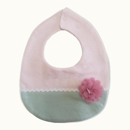 babador de bebé em malha rosa e verde com flor decorativa e fecho de pressão