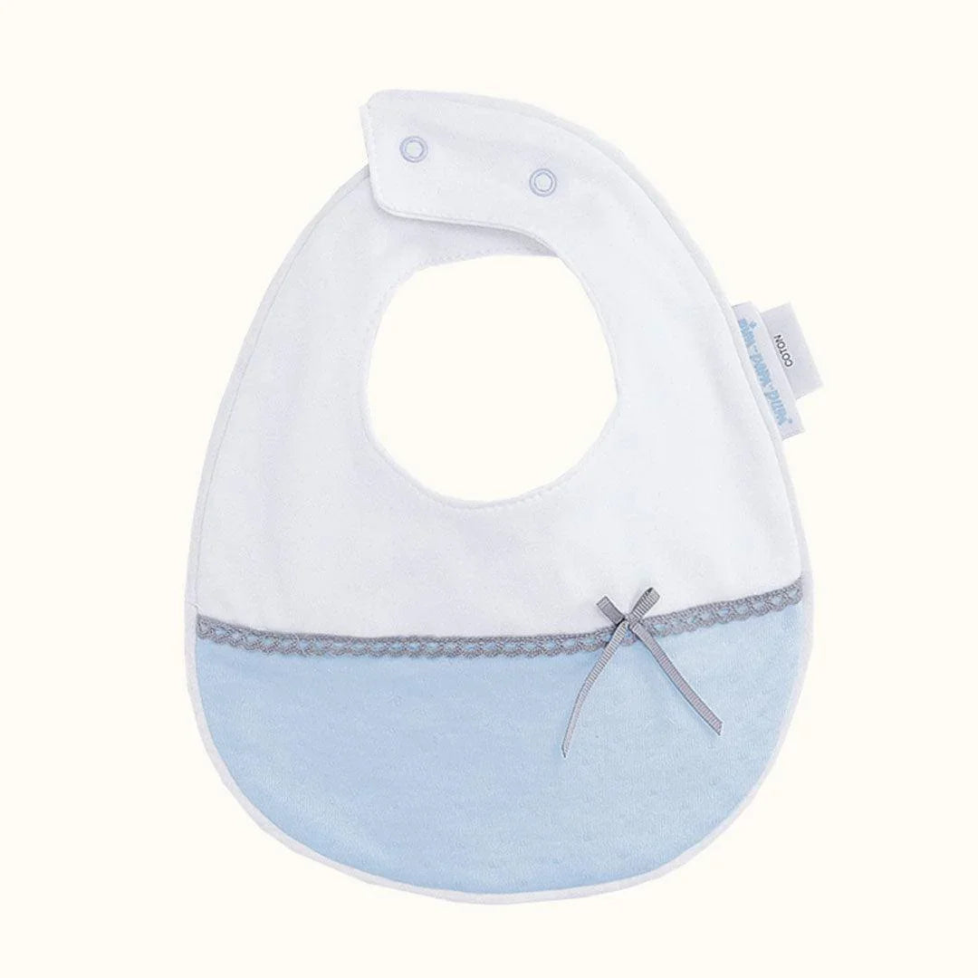 babete azul e branco para bebé com laço pequeno, fecho de pressão, enxoval confortável