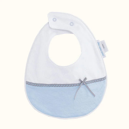 babete azul e branco para bebé com laço pequeno, fecho de pressão, enxoval confortável
