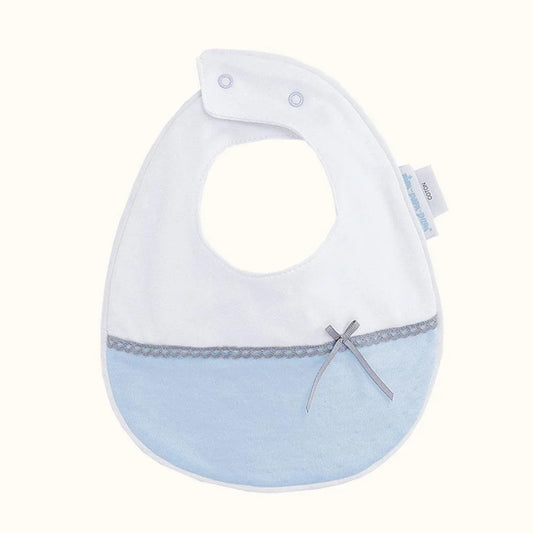 babete azul e branco para bebé com laço pequeno, fecho de pressão, enxoval confortável