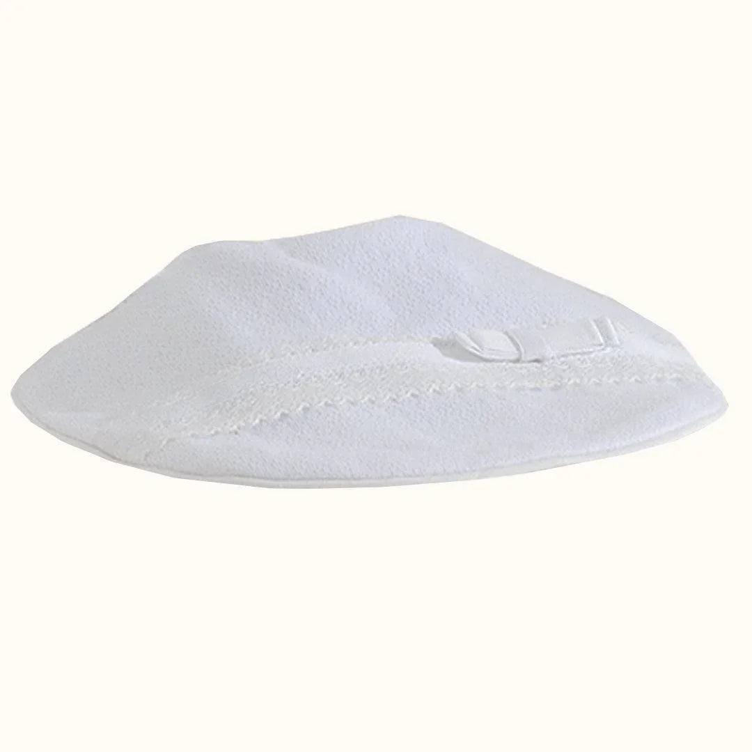 babete de bebé em malha branca com laço decorativo, ideal para recém-nascidos