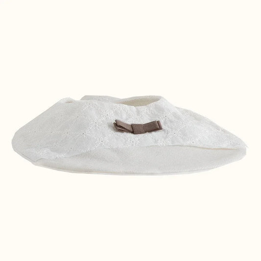 babete de bebé em malha bege com laço decorativo, ideal para enxoval de recém-nascido