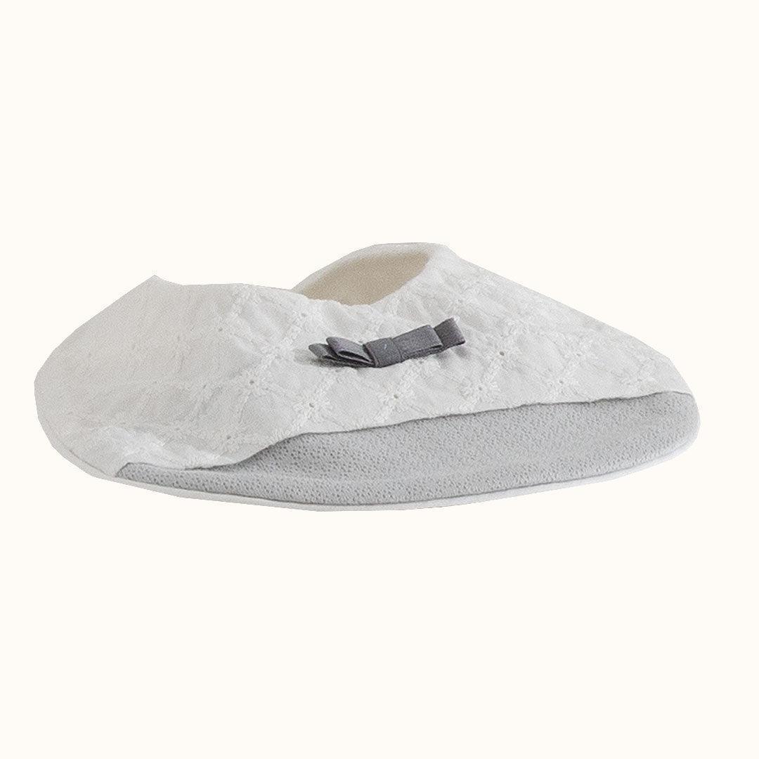 babete de bebé em malha cinza com detalhe de laço e bordado, ideal para enxoval