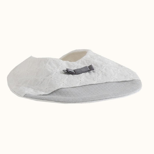 babete de bebé em malha cinza com detalhe de laço e bordado, ideal para enxoval